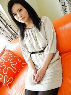 Японская мамка с волосатой киской разделась на оранжевом диване секс фото и порно фото