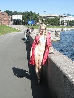 Худая блондинка позирует голышом в публичном месте на набережной секс фото и порно фото