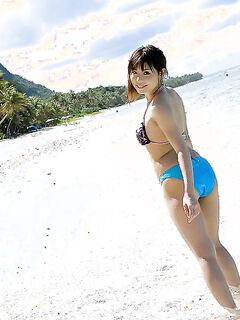Красивая азиатка сняла купальник на море и показала сочное тело секс фото и порно фото