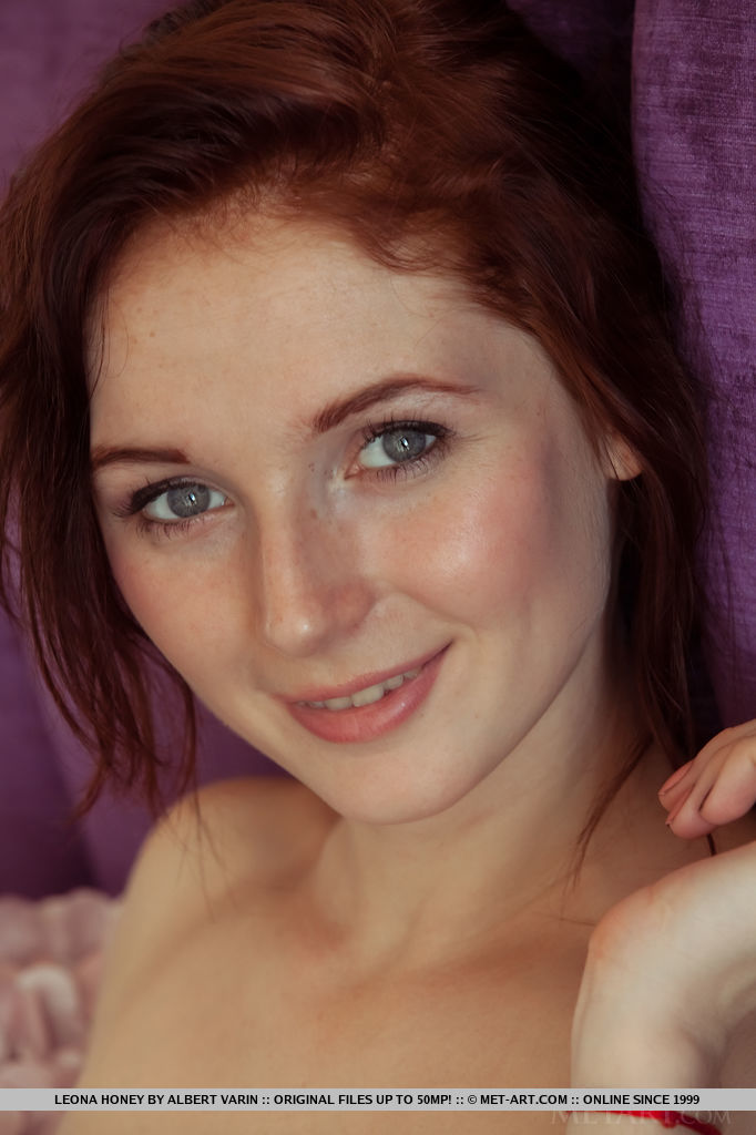 Зеленоглазая девушка показывает свою бритую киску на фиолетовом диване секс фото и порно фото