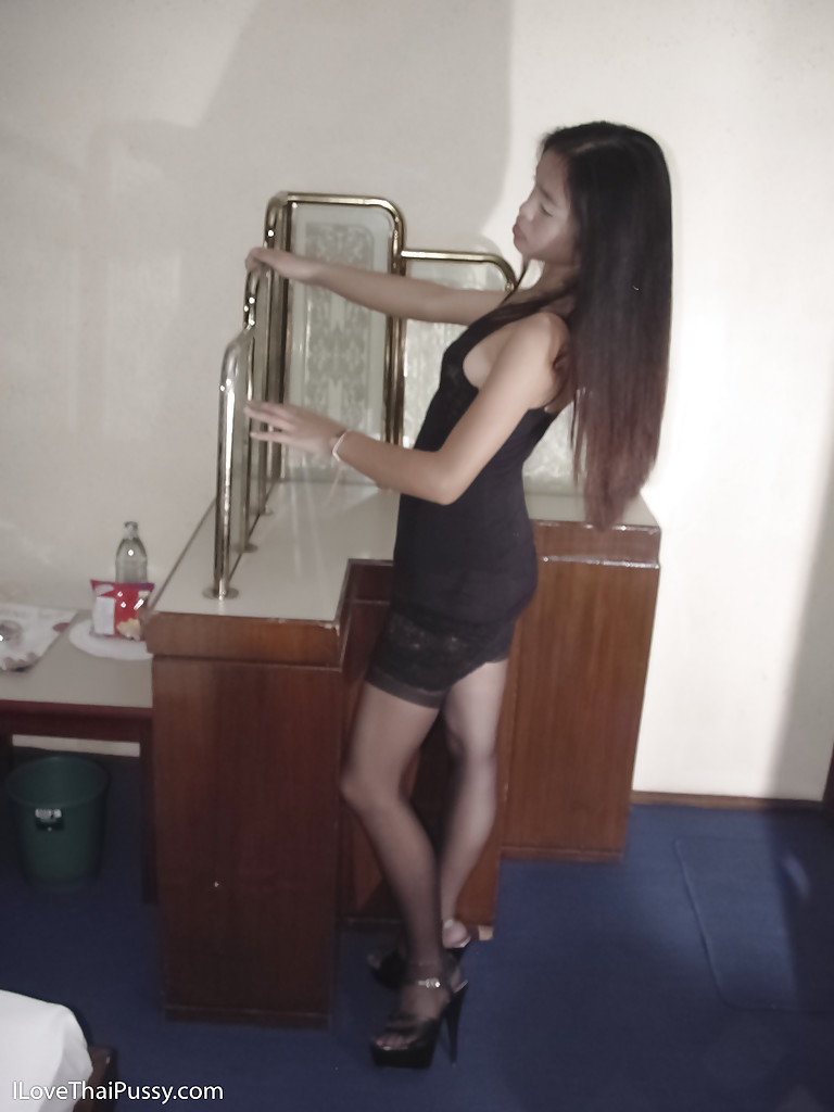 Тайская худышка  демонстрирует сиськи напротив зеркала секс фото и порно фото