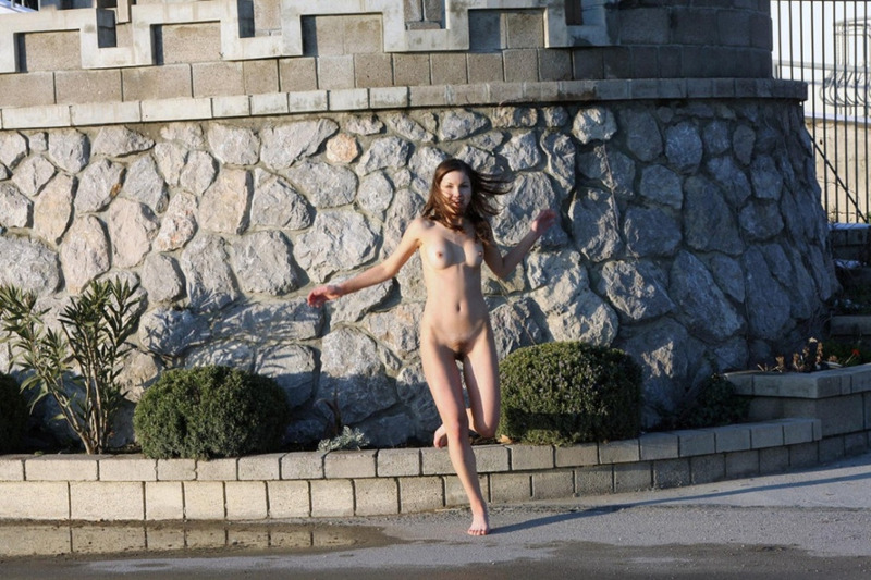 Молодая девушка голышом разгуливает по улице секс фото и порно фото