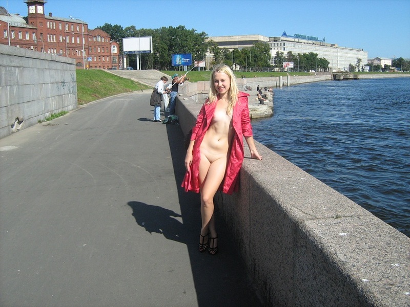 Худая блондинка позирует голышом в публичном месте на набережной секс фото и порно фото