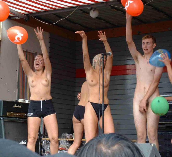 Голые девушки веселятся на фестивале нудистов секс фото и порно фото