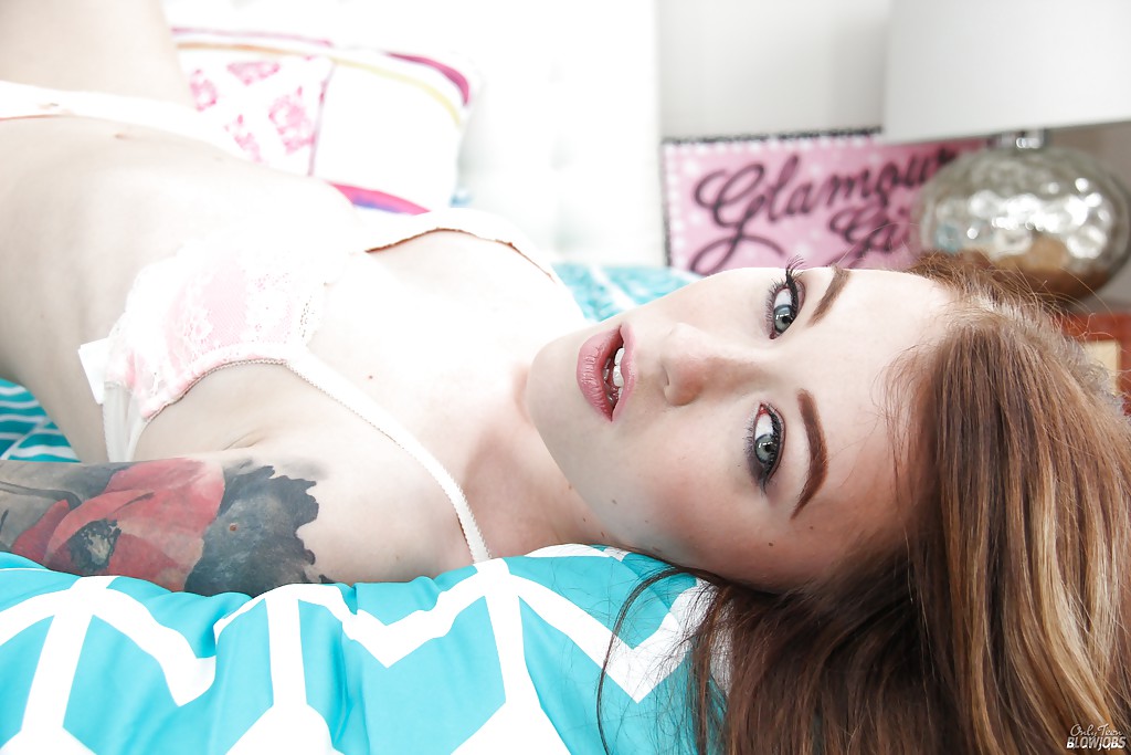 Голубоглазая девушка раздевается и показывает розовую киску на мягкой кровати секс фото и порно фото