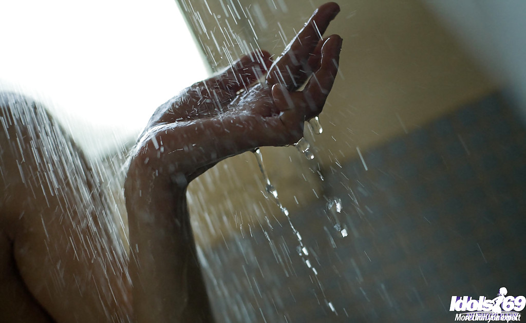 Японка с большими сиськами дрочит струей воды в ванне секс фото и порно фото