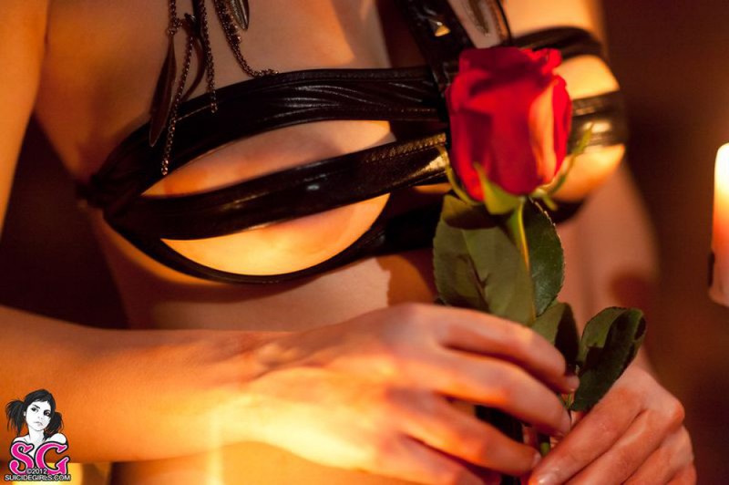 Роковая женщина позирует голышом с топором в руках секс фото и порно фото