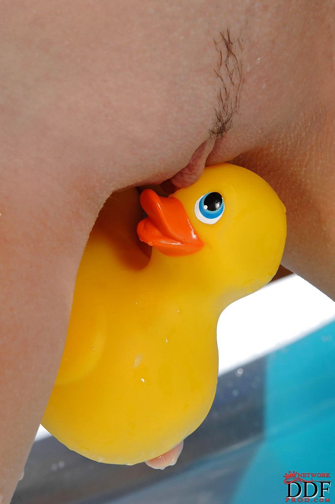 Молодая блондинка удовлетворяет себя игрушкой в бассейне секс фото и порно фото