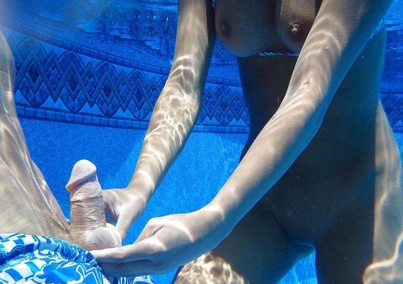 Подводный минет от девушки с упругими сиськами секс фото и порно фото