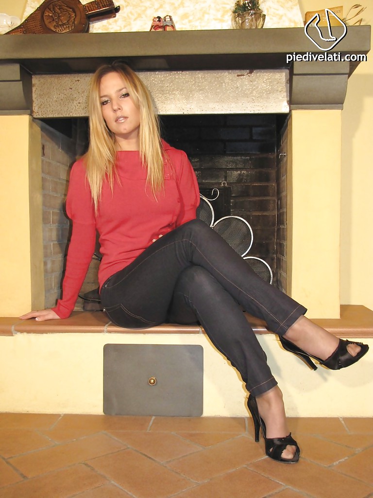 Блондинка демонстрирует ножки, сидя на полу своей комнаты секс фото и порно фото