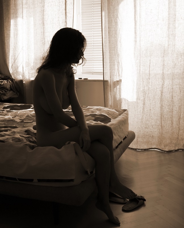 Подборка чёрно-белых снимков голой красотки с волосатой киской секс фото и порно фото